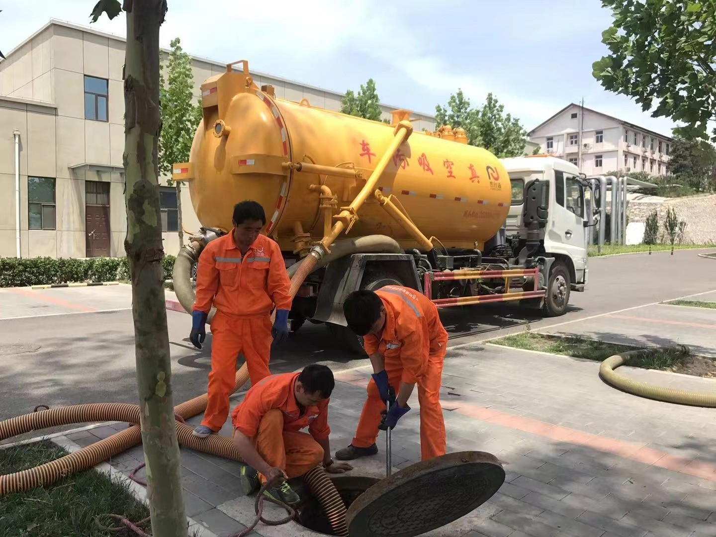 乐昌管道疏通车停在窨井附近