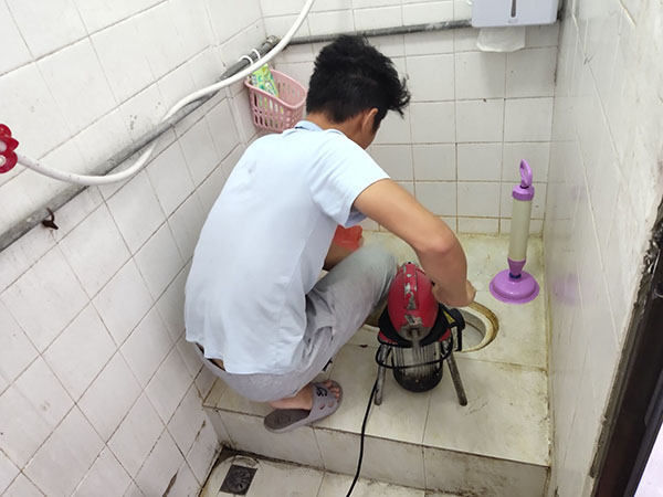 乐昌管道堵塞冒臭气 专业师傅现场解决问题