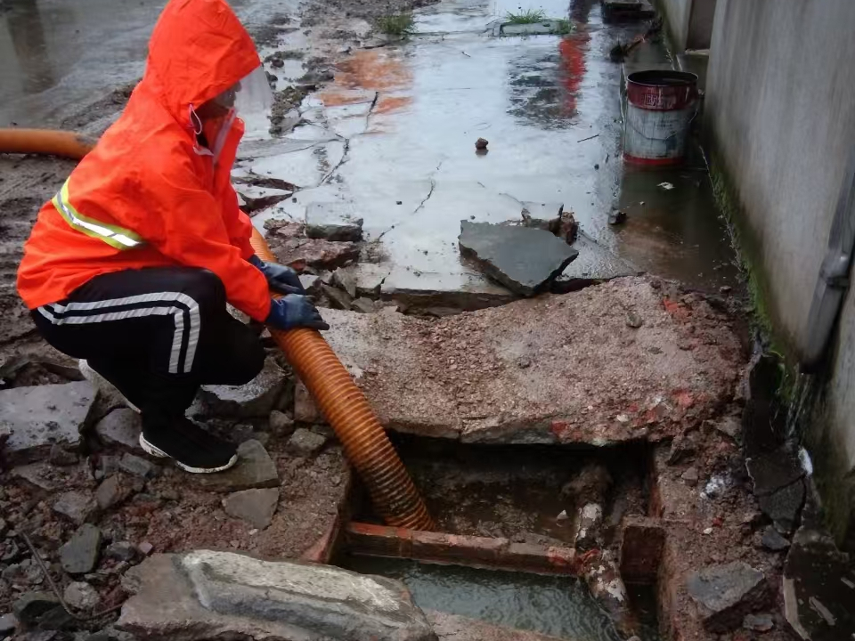 乐昌专业清理污水池 炜誉市政以规范流程守护城市 “肠道”